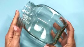 un vaso un frasco y un plato de cristal