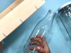 una botella unfrasco y una caja de madera resultado belleza total