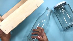 una botella unfrasco y una caja de madera resultado belleza total