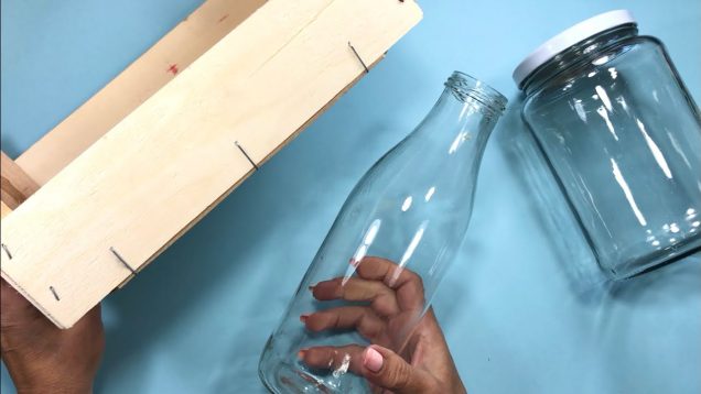 una botella unfrasco y una caja de madera resultado belleza total